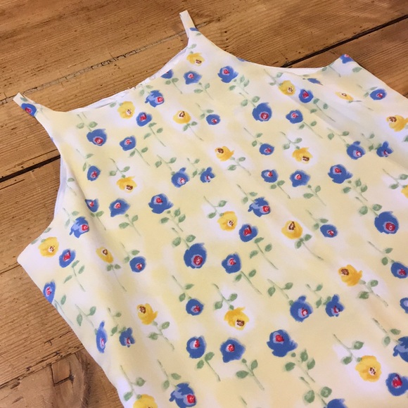 Pretty Sleeveless Floral Dress - Picture 2 of 6